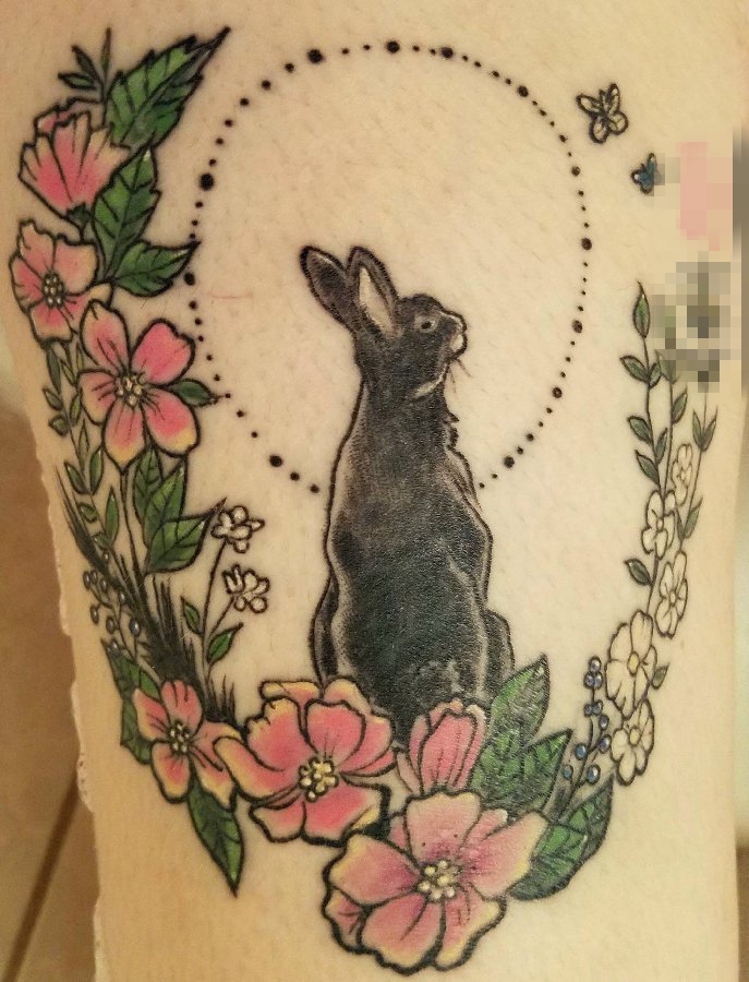 点击大图看下一张：女生大腿上彩绘兔子与花环纹身图片
