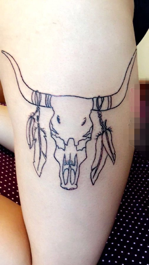 点击大图看下一张：女生大腿上黑色简单线条动物头骨纹身图片