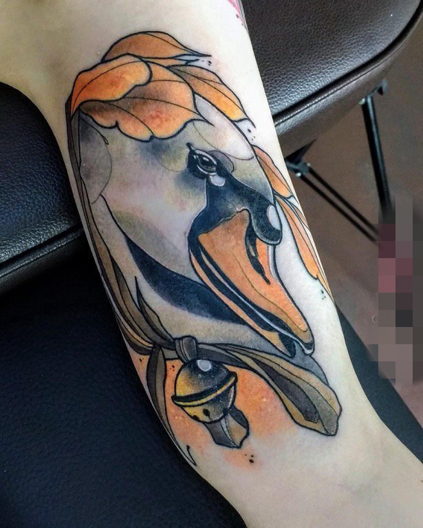 点击大图看下一张：女生手臂上彩绘大雁纹身图案