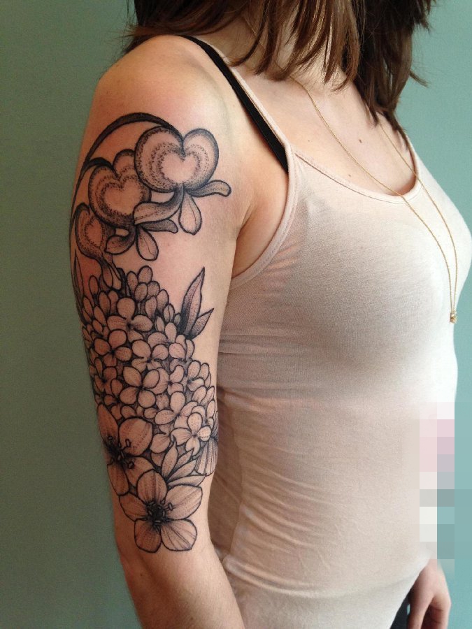 点击大图看下一张：女生手臂上黑白色绣球花与桃花纹身图片