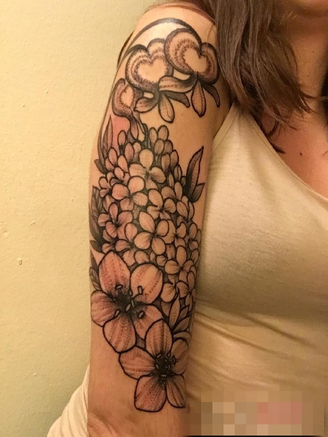 点击大图看下一张：女生手臂上黑白色绣球花与桃花纹身图片