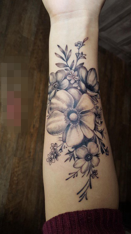 点击大图看下一张：女生手臂上黑灰点刺技巧植物素材花朵纹身图片