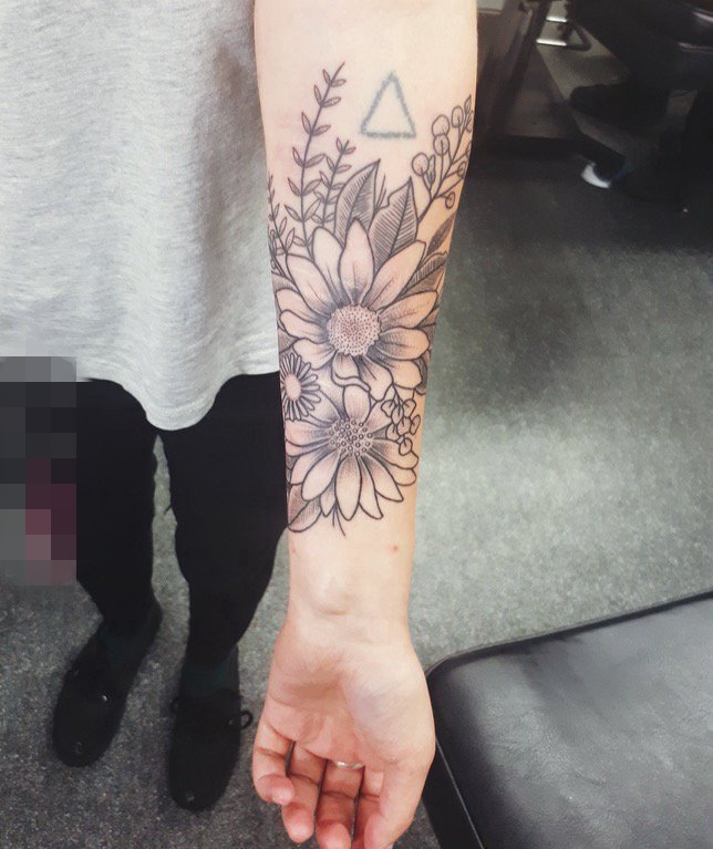 点击大图看下一张：女生手臂上黑灰素描唯美花朵半花臂纹身图片
