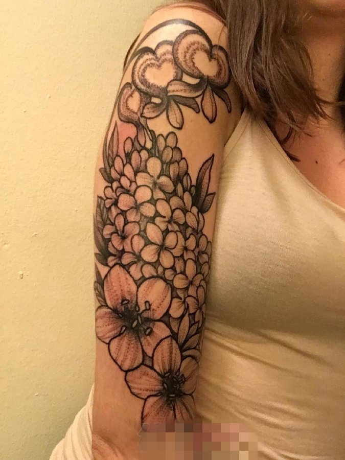 点击大图看下一张：女生手臂上黑色素描创意花朵花纹爱心纹身图片