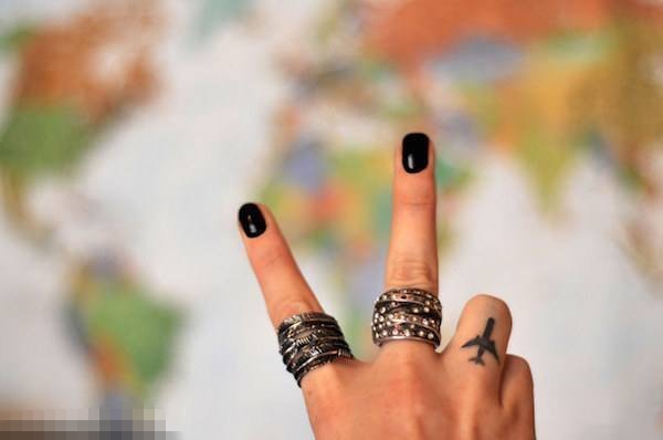 点击大图看下一张：女生手指上黑色线条几何元素创意小图案纹身图案