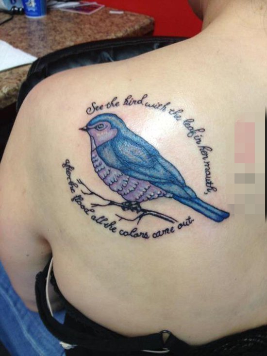 点击大图看下一张：女生背部彩绘创意小鸟纹身图片