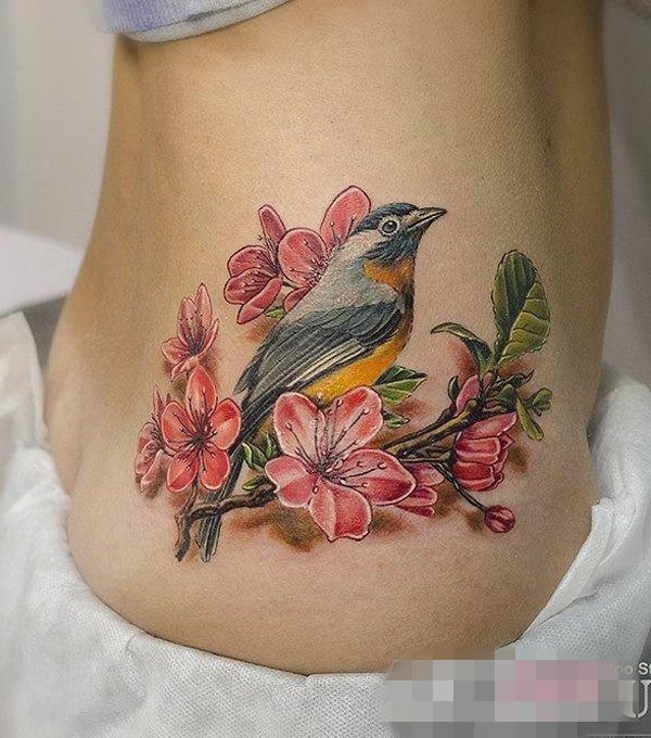 点击大图看下一张：女生侧腰彩绘树枝上的小鸟和花朵纹身图片
