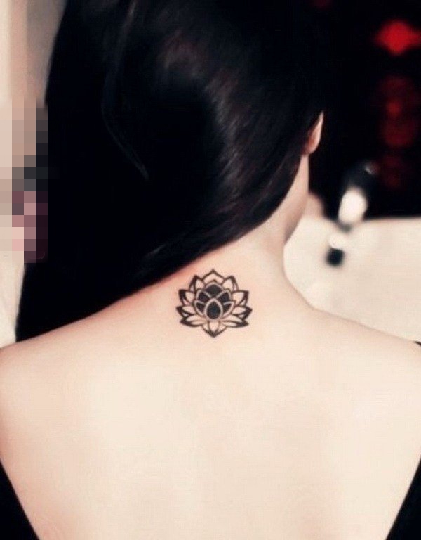 点击大图看下一张：女生颈后黑色创意唯美莲花纹身图片