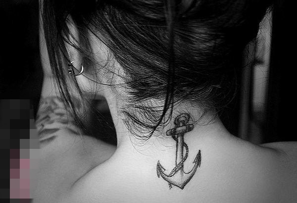 点击大图看下一张：女生颈后黑色线条素描海风船锚纹身图片