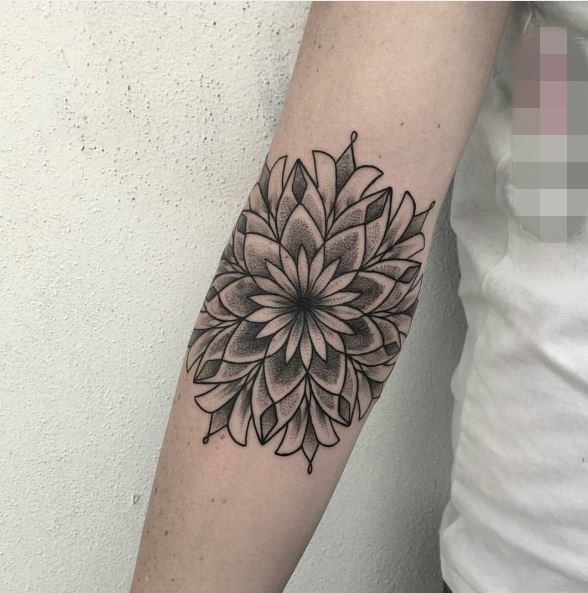 点击大图看下一张：女生手臂上黑色素描创意花朵纹身图片