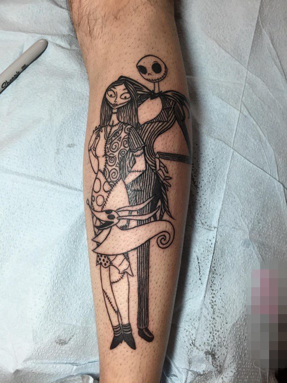 点击大图看下一张：男生手臂黑白色线条骷髅人纹身图片