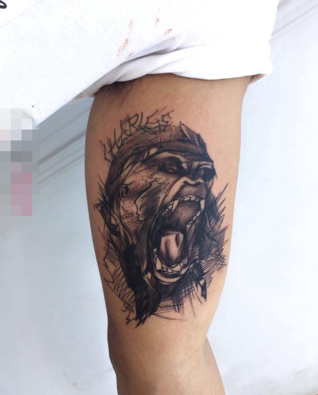 点击大图看下一张：男生手臂上黑灰点刺技巧动物素描简单线条猩猩纹身图片