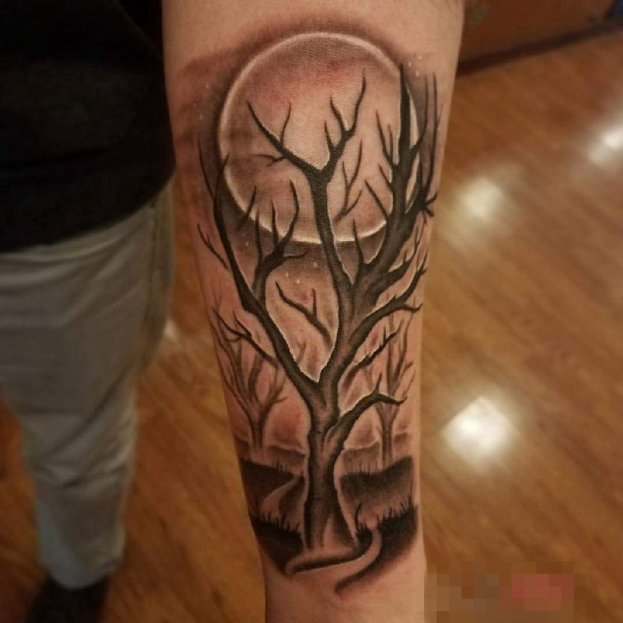 点击大图看下一张：男生手臂上黑灰点刺技巧植物素材树枝和月亮纹身图片