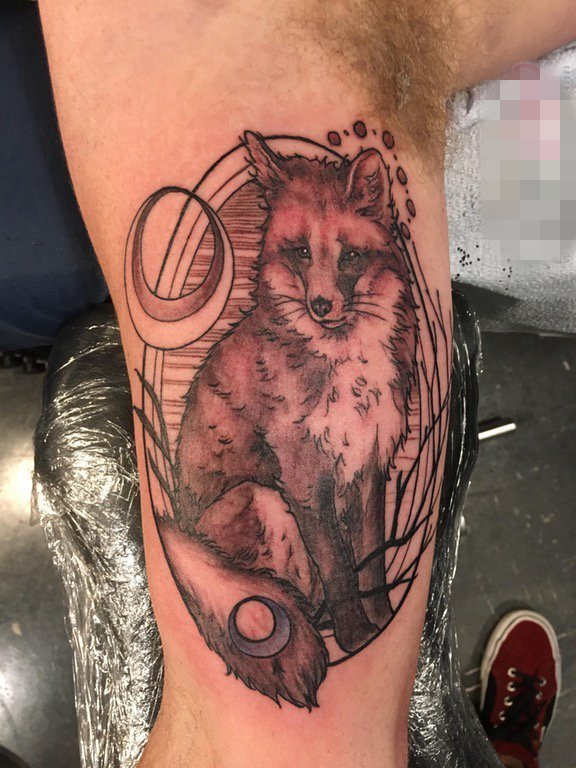 点击大图看下一张：男生手臂上黑色素描创意小动物狐狸纹身图片