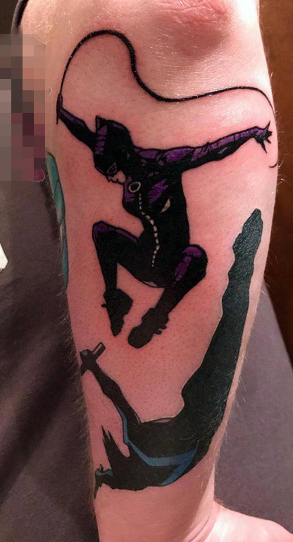点击大图看下一张：男生腿上彩绘个性蝙蝠侠动画纹身图片
