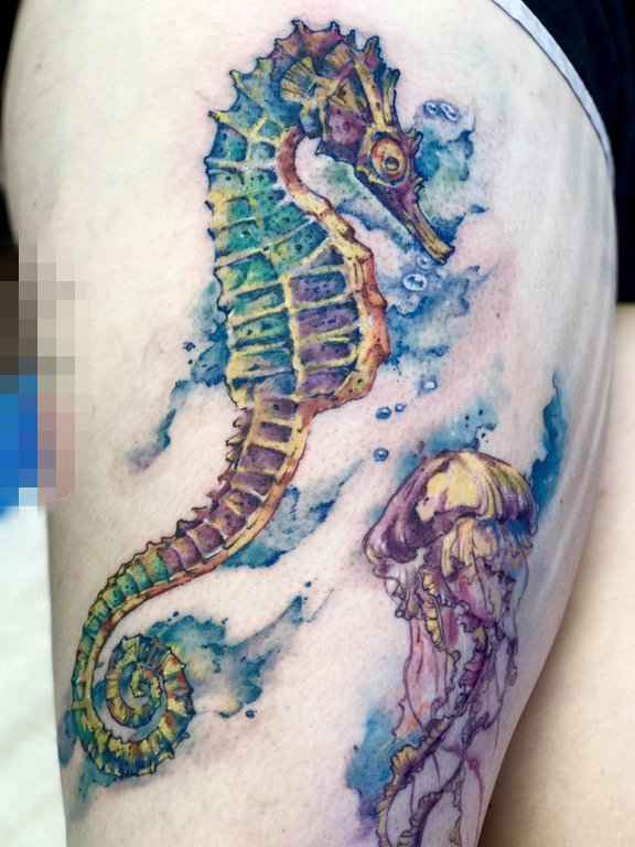 点击大图看下一张：女生大腿上彩绘海马与水母纹身图片