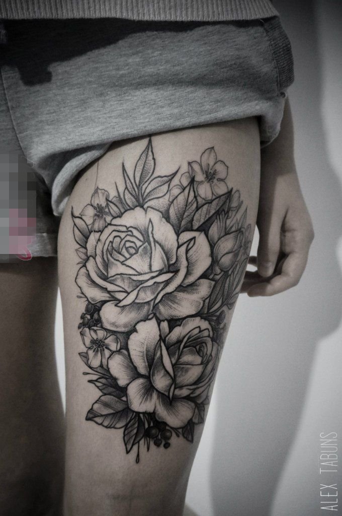 点击大图看下一张：女生大腿上黑色素描创意花朵纹身图片