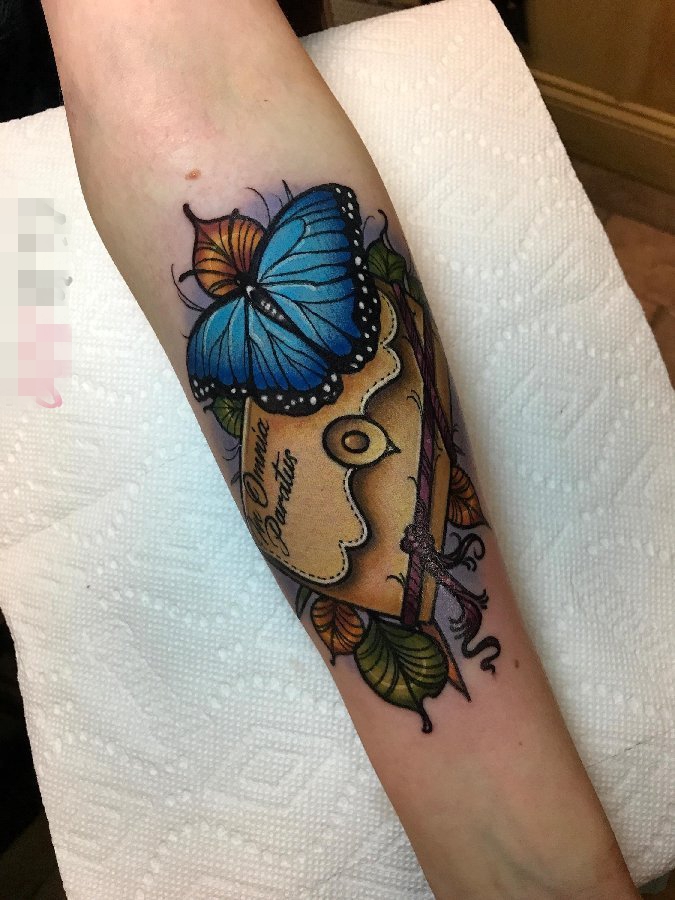 点击大图看下一张：女生手臂上彩绘蝴蝶与信封纹身图片