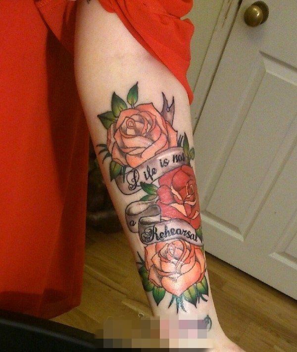 点击大图看下一张：女生手臂上彩绘玫瑰花纹身图片