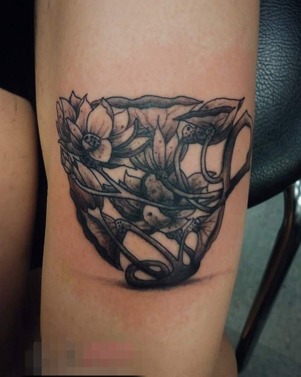 点击大图看下一张：女生手臂上黑灰点刺技巧植物素材莲花和杯子纹身图片