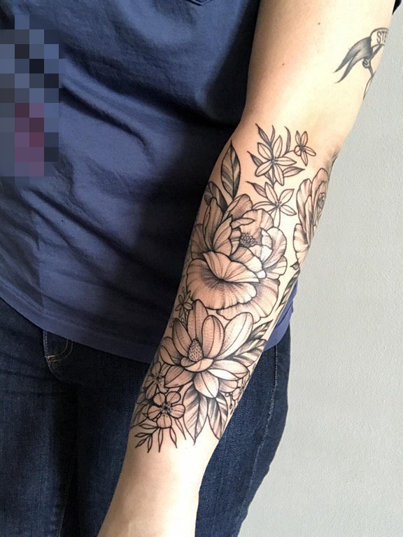 点击大图看下一张：女生手臂上黑灰色线条花团纹身图片