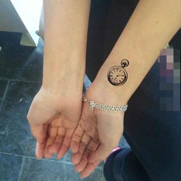 点击大图看下一张：女生手腕上黑色线条素描创意复古怀表纹身图片
