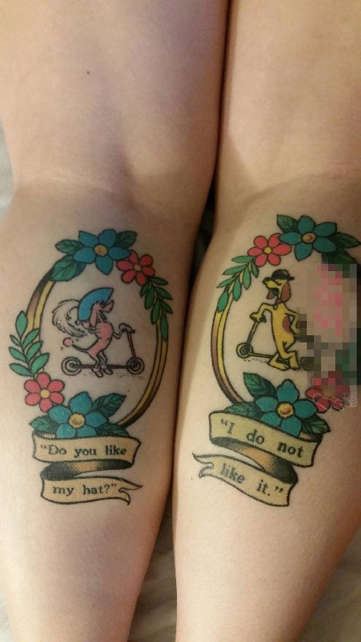 点击大图看下一张：女生腿上彩绘清新花朵与小狗纹身图片