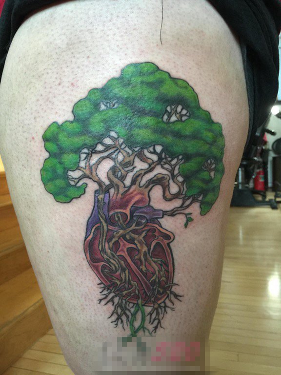 点击大图看下一张：男生大腿上彩绘抽象线条心脏和生命树纹身图片