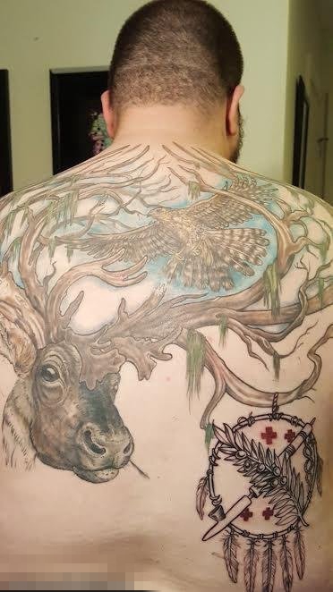 点击大图看下一张：男生满背彩绘创意麋鹿小鸟与捕梦网纹身图片