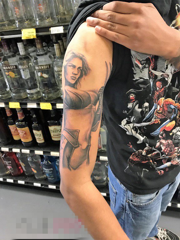 点击大图看下一张：男生手臂上黑灰点刺技巧女性人物肖像纹身图片
