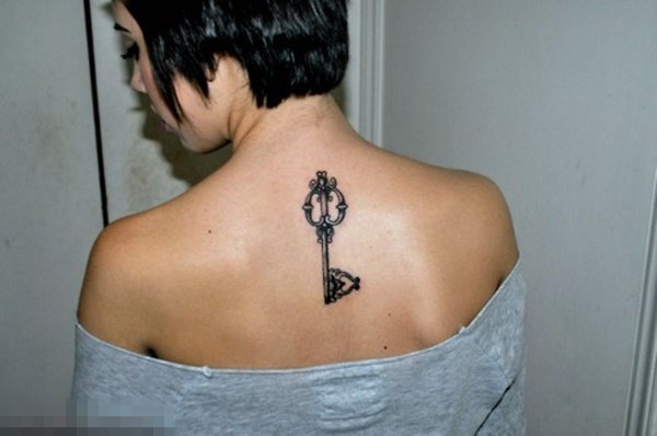 点击大图看下一张：女生背部黑色线条创意花纹钥匙纹身图案