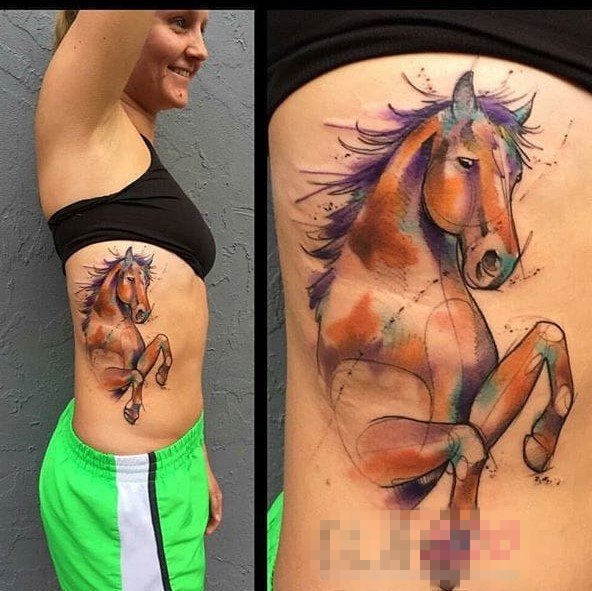 点击大图看下一张：女生侧腰上彩绘水彩创意个性动物马纹身图片
