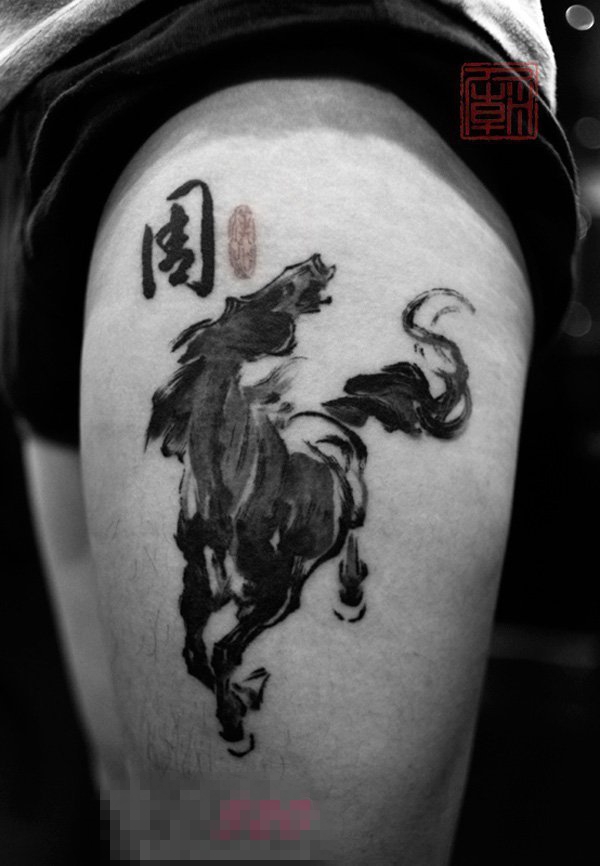 点击大图看下一张：女生大腿上黑色水墨动物马古典纹身图片