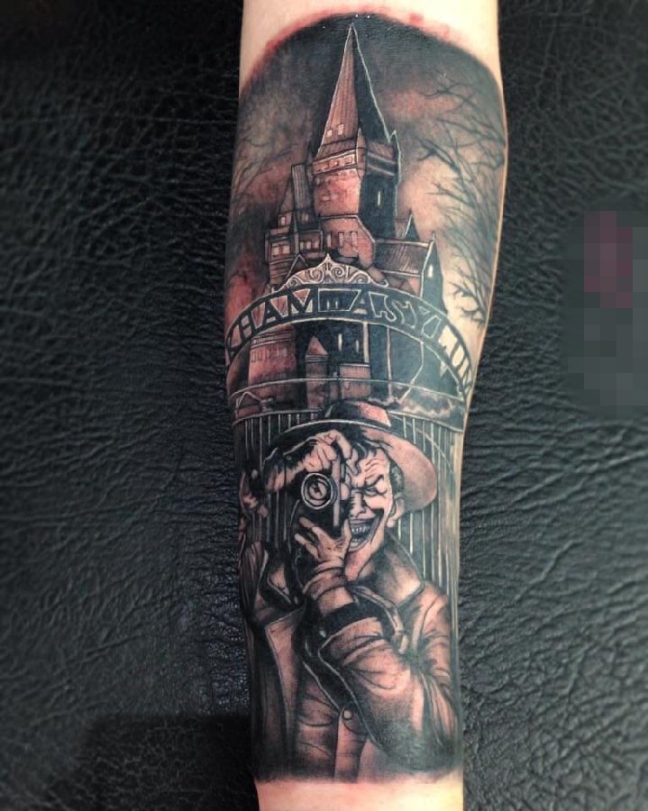 点击大图看下一张：女生手臂上彩绘人物与城堡建筑物纹身图片