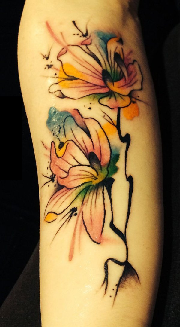 点击大图看下一张：女生手臂上彩绘水彩泼墨花朵纹身图片