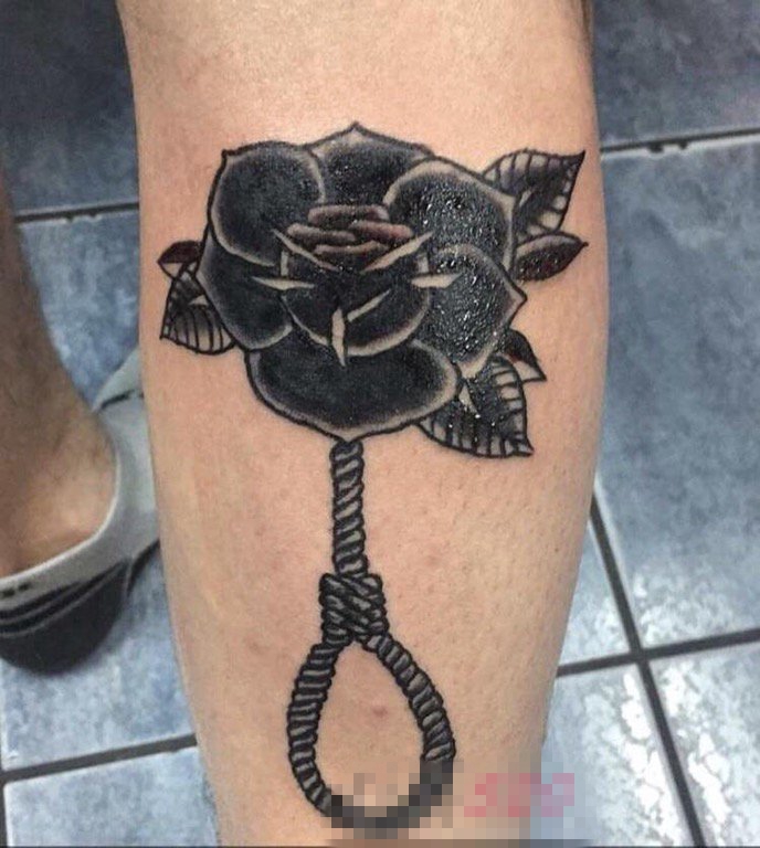 点击大图看下一张：女生小腿上黑色创意花朵与绳索纹身图片