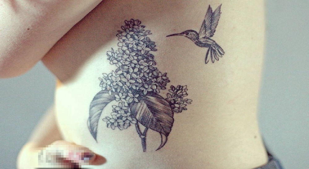 点击大图看下一张：女生腰侧黑灰色简约线条花朵与蜂鸟纹身图片