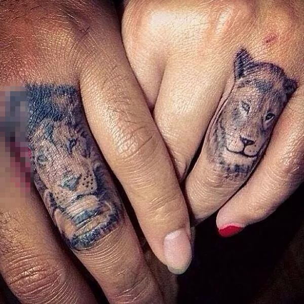 点击大图看下一张：情侣手指上黑色素描动物狮子头纹身图片