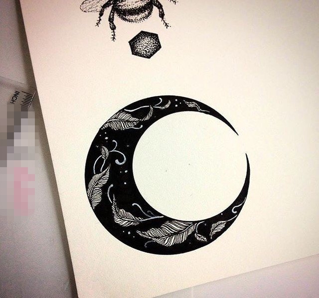点击大图看下一张：黑色素描创意树叶月亮文艺小清新唯美纹身手稿