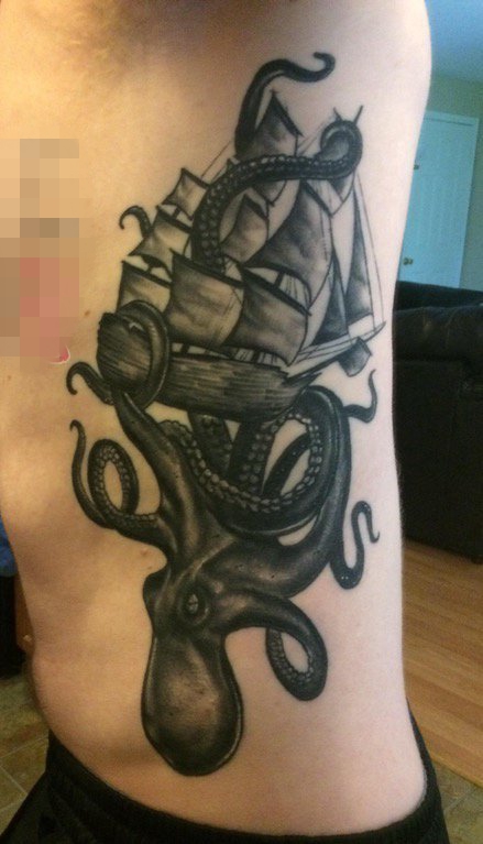 点击大图看下一张：男生侧腰黑灰色素描章鱼与帆船纹身图片