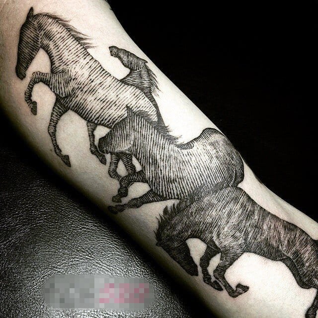 点击大图看下一张：男生手臂上黑色线条素描创意个性马纹身图片