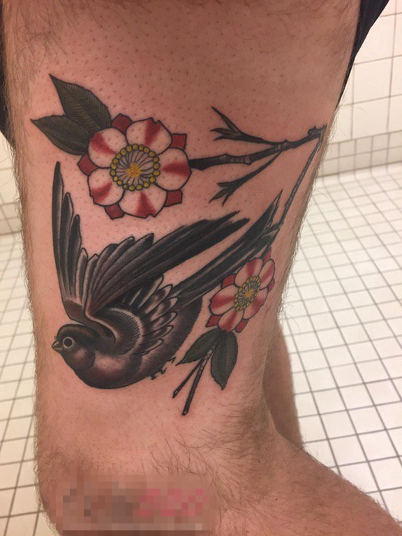 点击大图看下一张：男生腿上彩绘花朵与黑灰色鸟儿纹身图片