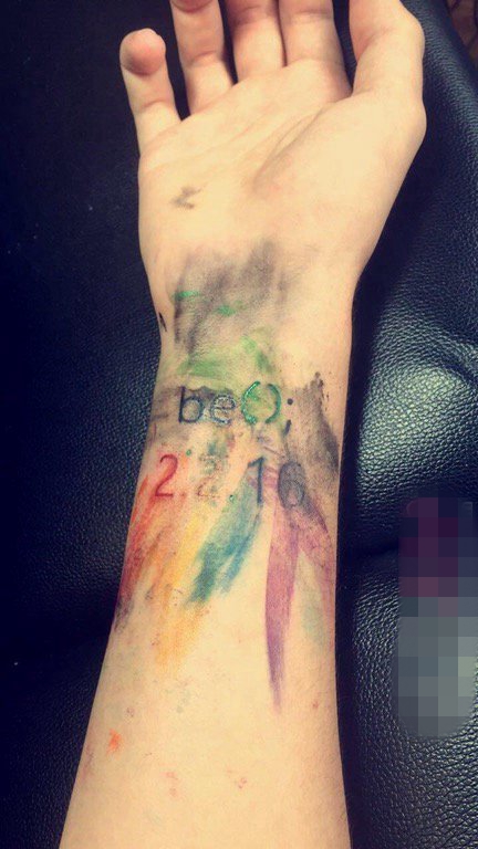 点击大图看下一张：女生手臂上彩绘技巧泼墨纹身数字与英文纹身图片
