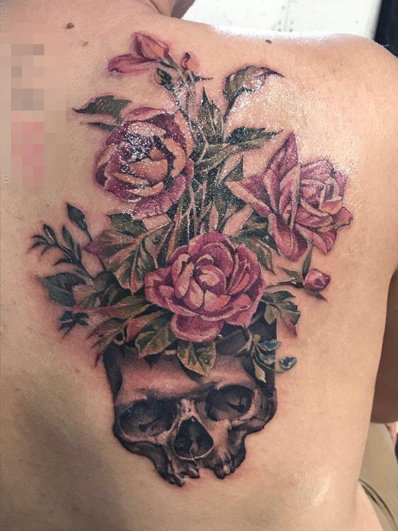 点击大图看下一张：男生后背上彩绘唯美玫瑰与骷髅纹身图片
