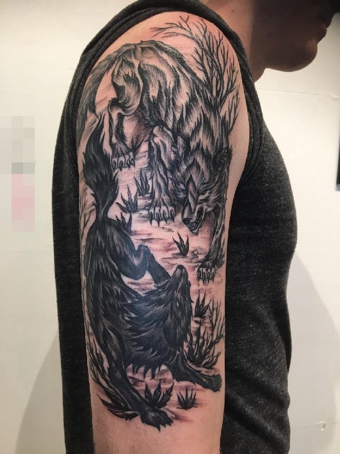 点击大图看下一张：男生手臂上黑灰色创意线条狼纹身图片