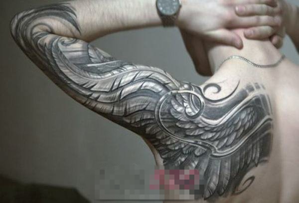 点击大图看下一张：男生手臂上黑色素描创意羽毛霸气花臂纹身图片