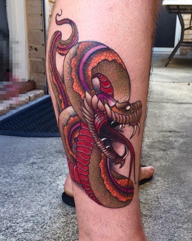 点击大图看下一张：男生腿上彩绘技巧创意蛇纹身图片