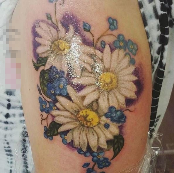 点击大图看下一张：女生大腿上彩绘水彩文艺小清新唯美花朵纹身图案