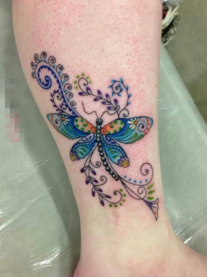 点击大图看下一张：女生手臂上彩绘水彩创意花纹文艺小清新蝴蝶纹身图片