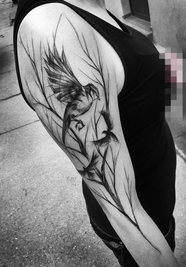 点击大图看下一张：女生手臂上黑色素描创意树枝和小鸟纹身图片